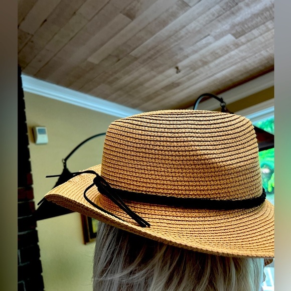 NWT. Funcredible Straw Sunhat with heart shaped. Sunglasses. - Picture 2 of 6